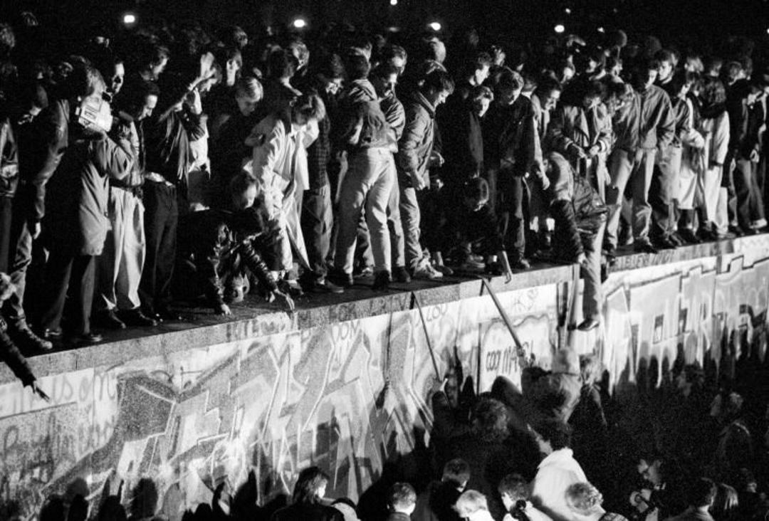 2015-11-both-east-and-west-german-citizens-celebrated-as-they-climbed-the-wall-at-the-brandenburg-gate