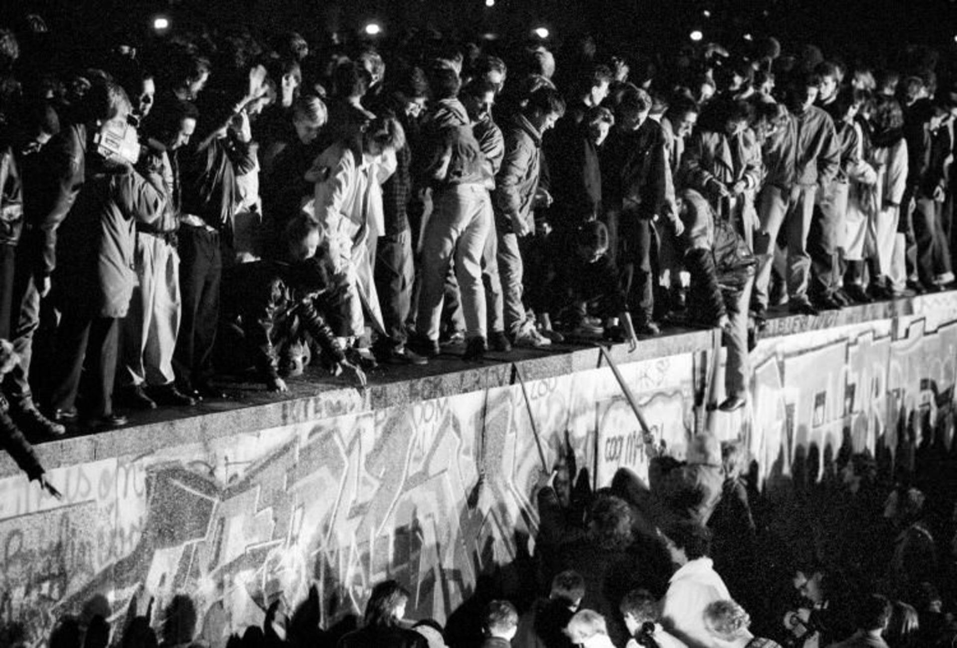 2015-11-both-east-and-west-german-citizens-celebrated-as-they-climbed-the-wall-at-the-brandenburg-gate