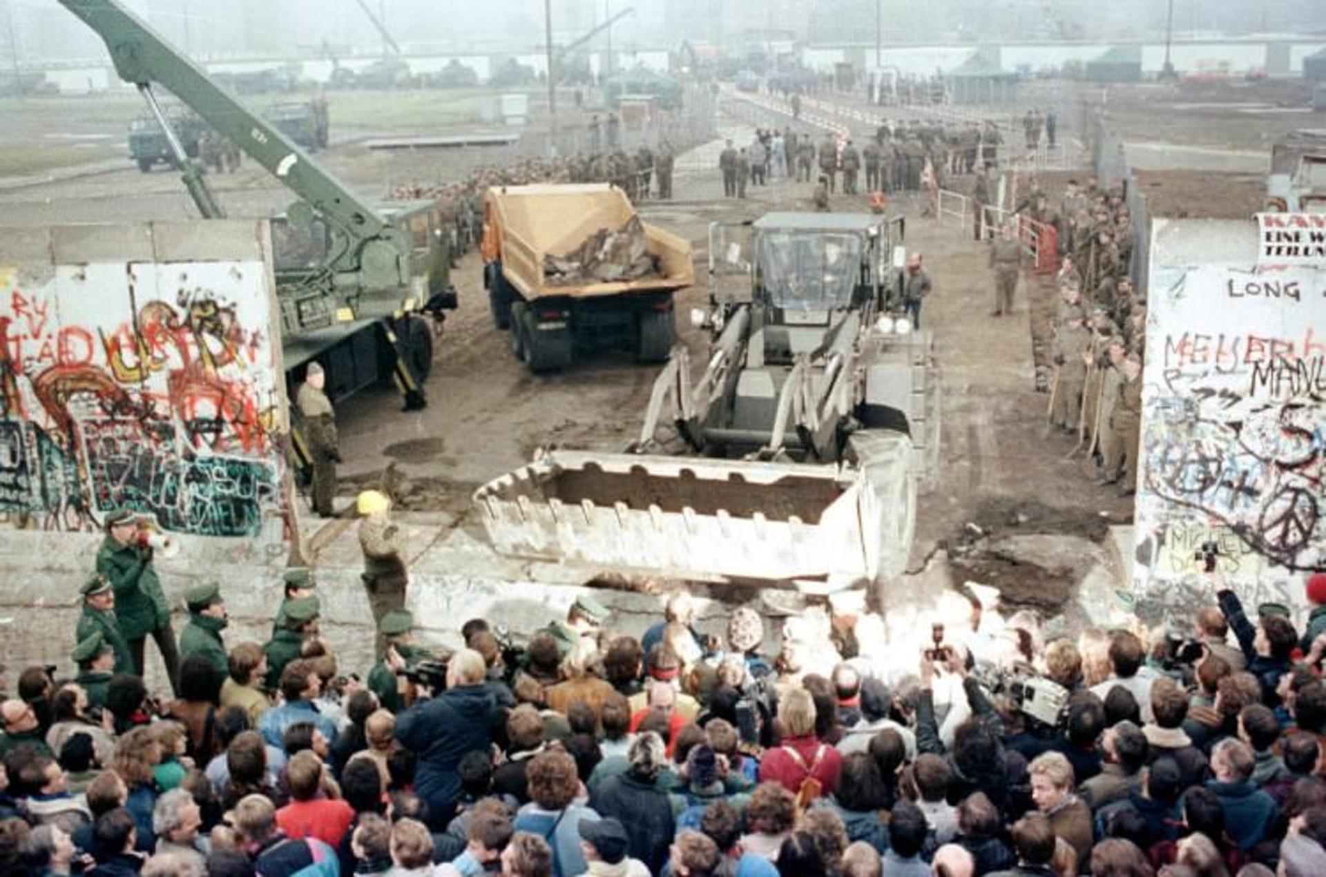 2015-11-by-november-12-it-was-no-longer-only-small-hammers-being-used-to-deconstruct-the-wall-here-an-east-german-bulldozer-and-crane-knock-down-the-berlin-wall-at-potsdamer-platz