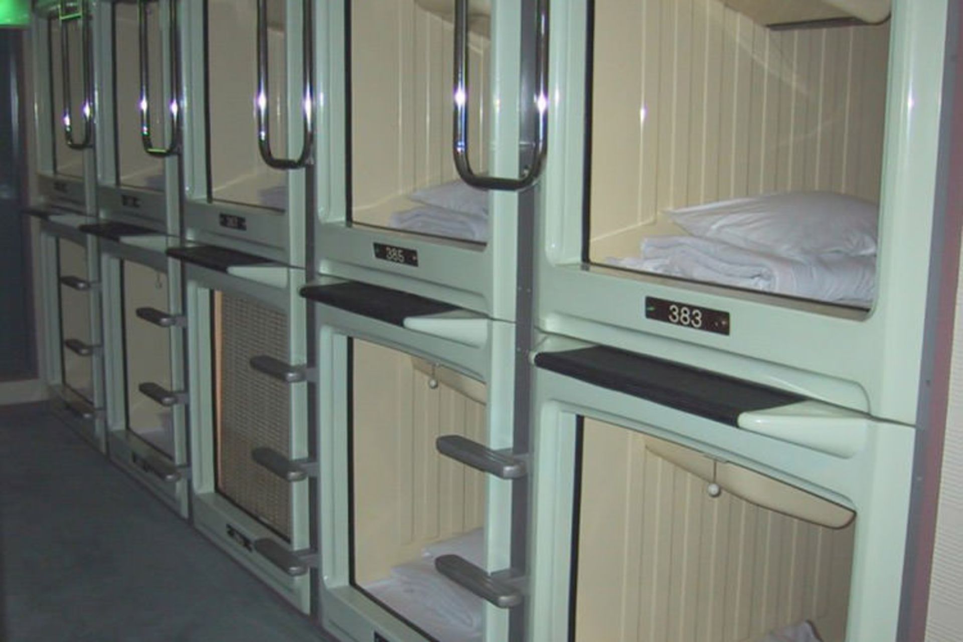 2015-11-capsulehotel1