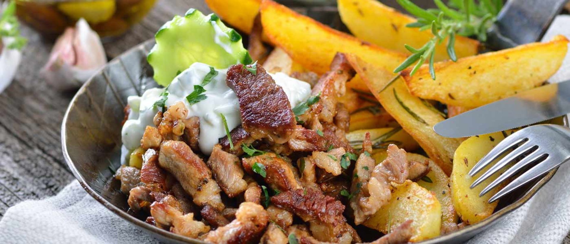 2015-11-greek-pork-gyros-with-fried-potatoes-and-sauce5