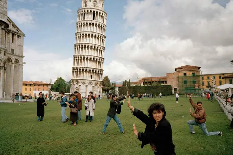 2015-11-martin-parr-leaning-tower-pisa-tourists-1990