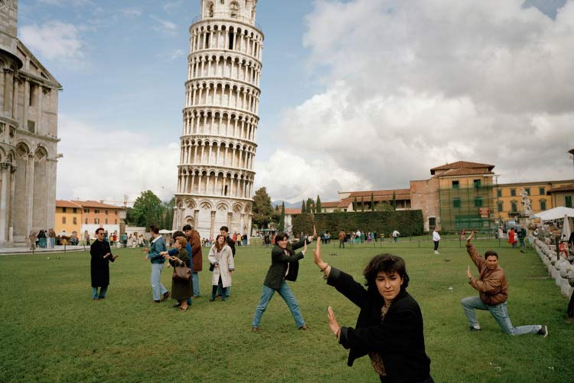 2015-11-martin-parr-leaning-tower-pisa-tourists-1990