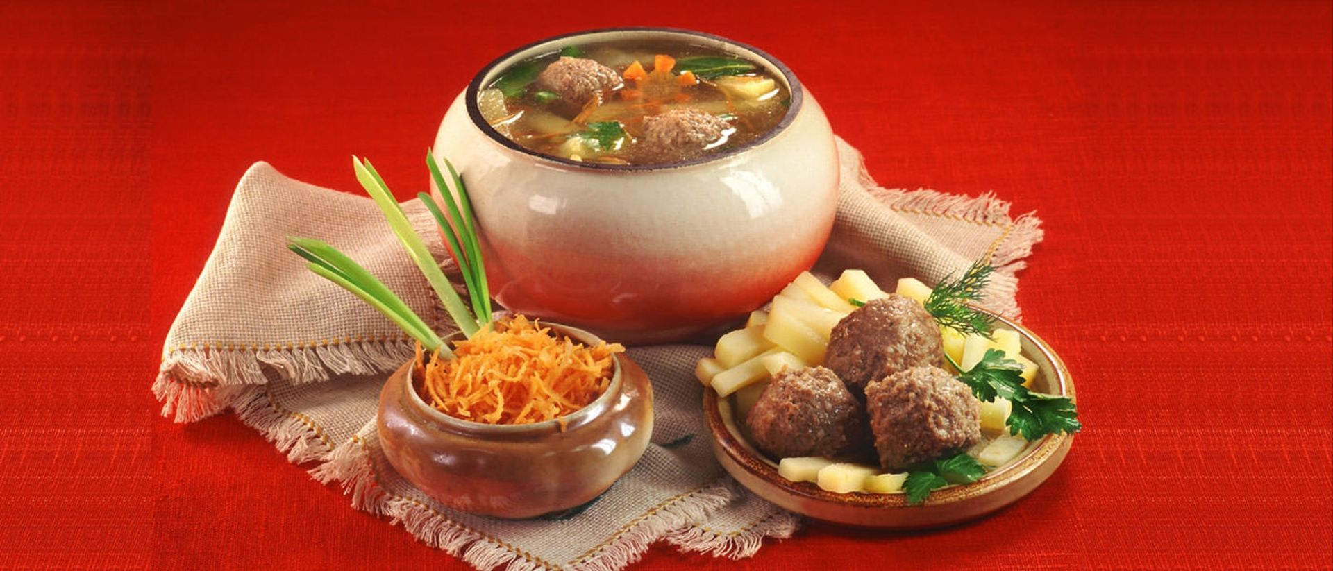 2015-11-meatballs_potatoes_carrots_soup_pot_russian_cuisine_43798_1600x120058646546