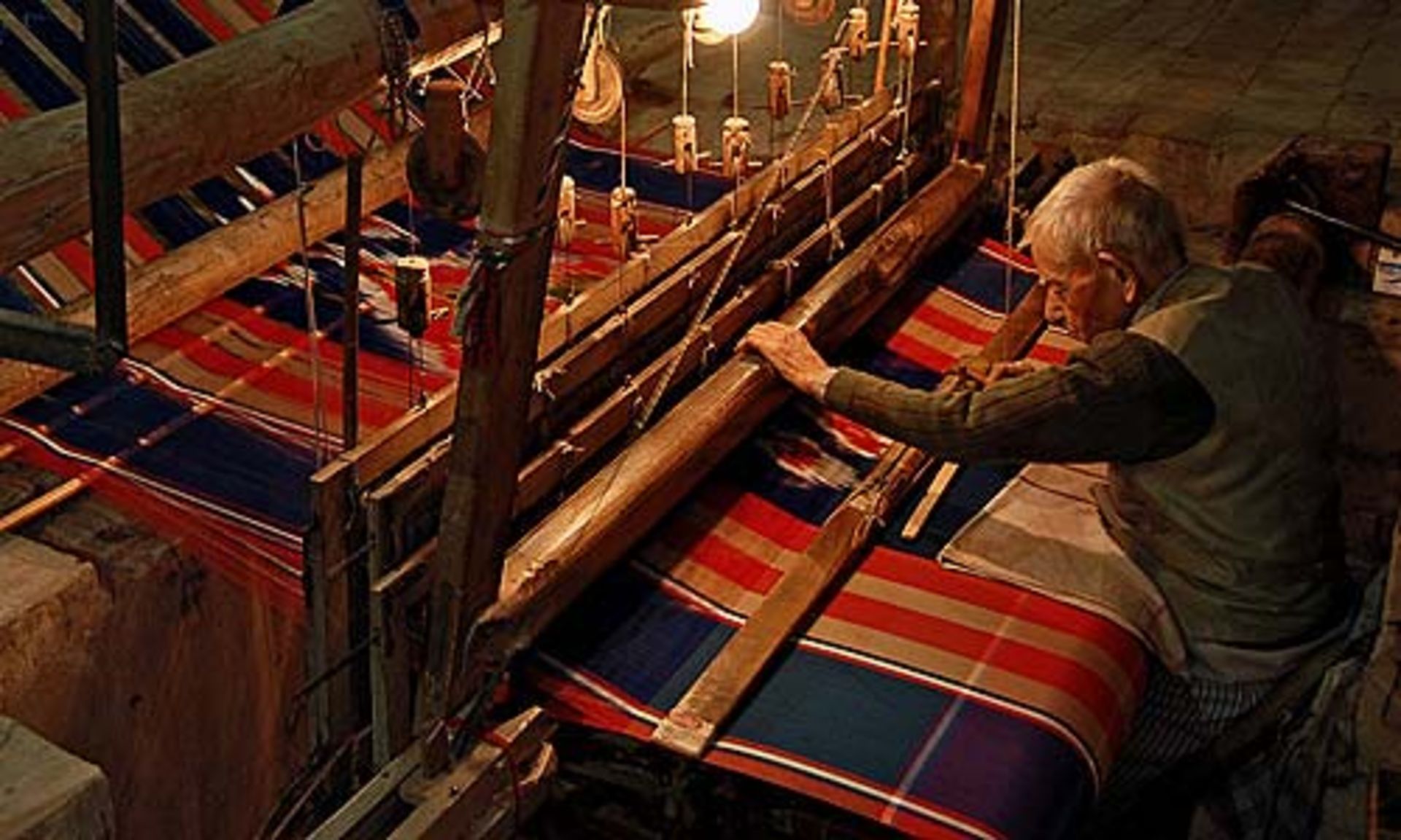 2015-11-media-populararticle-image-artist_ramazan_rezaee_daraee_weave_loom_sharbafi_machine_daftin_dafeh