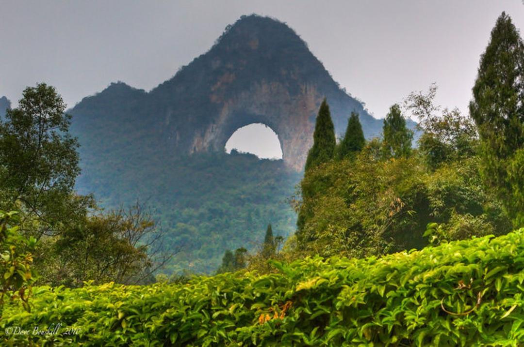 تپه ماه (Moon Hill) در Yangshuo