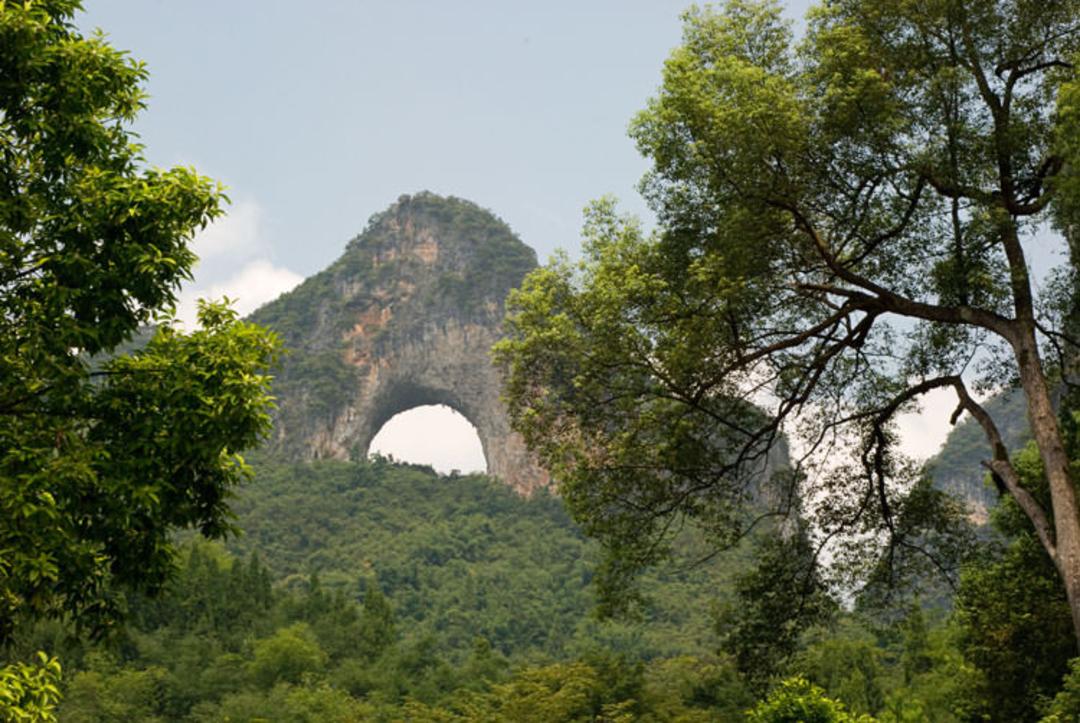 تپه ماه (Moon Hill) در Yangshuo