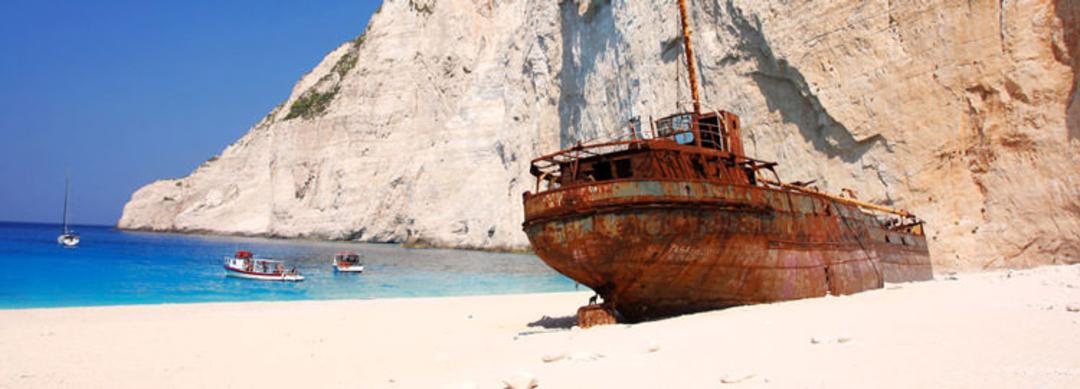 ساحل Navagio و غار آبی در Zakynthos