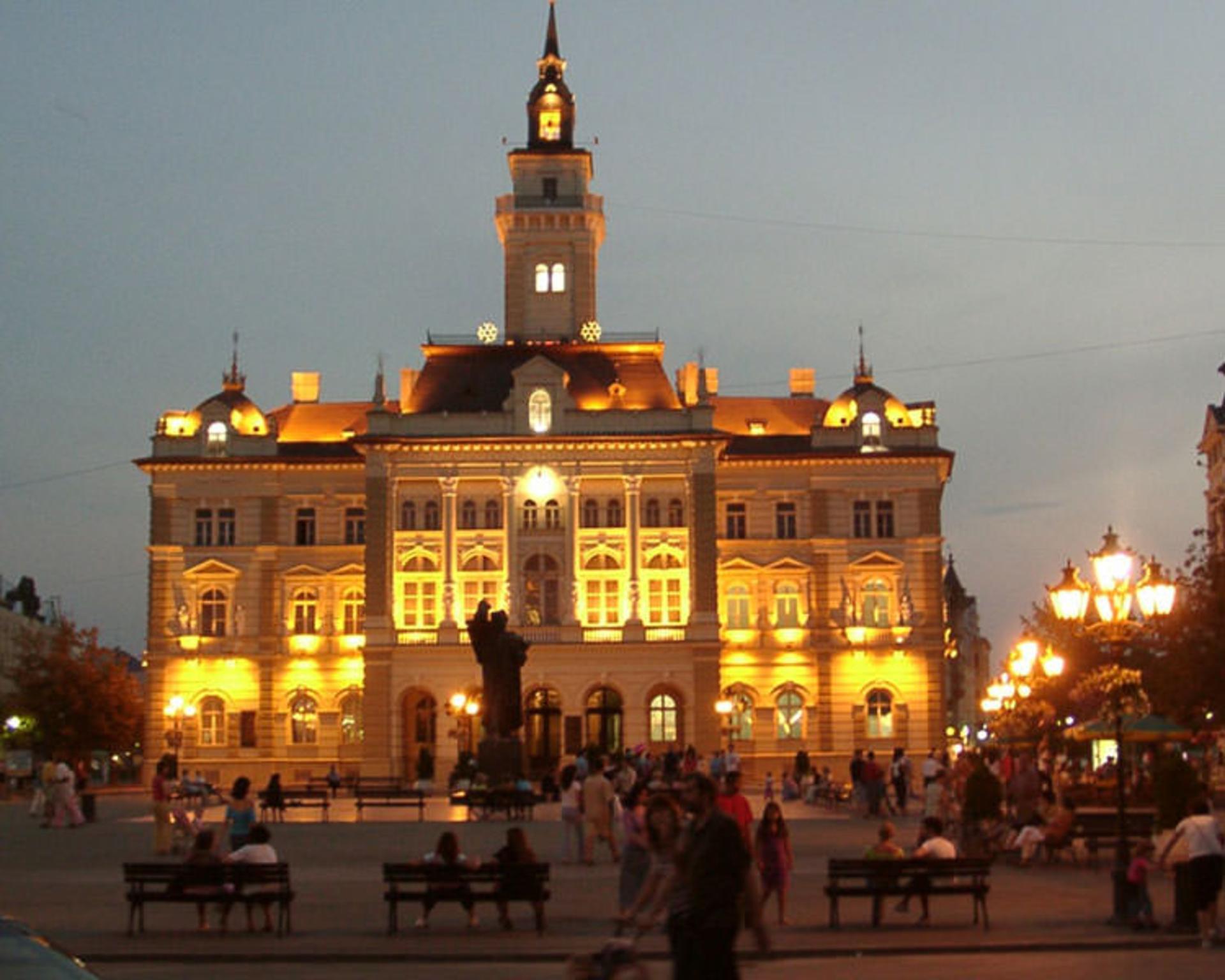 2015-11-novi_sad_rathaus_bei_nacht
