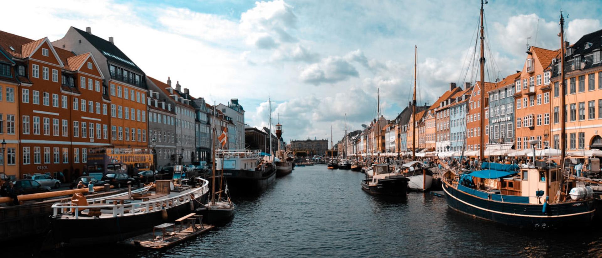 2015-11-nyhavn_canal_as_seen_from_nyhavnsbroen_bridge_copenhagen_denmark_northern_europe-2455646