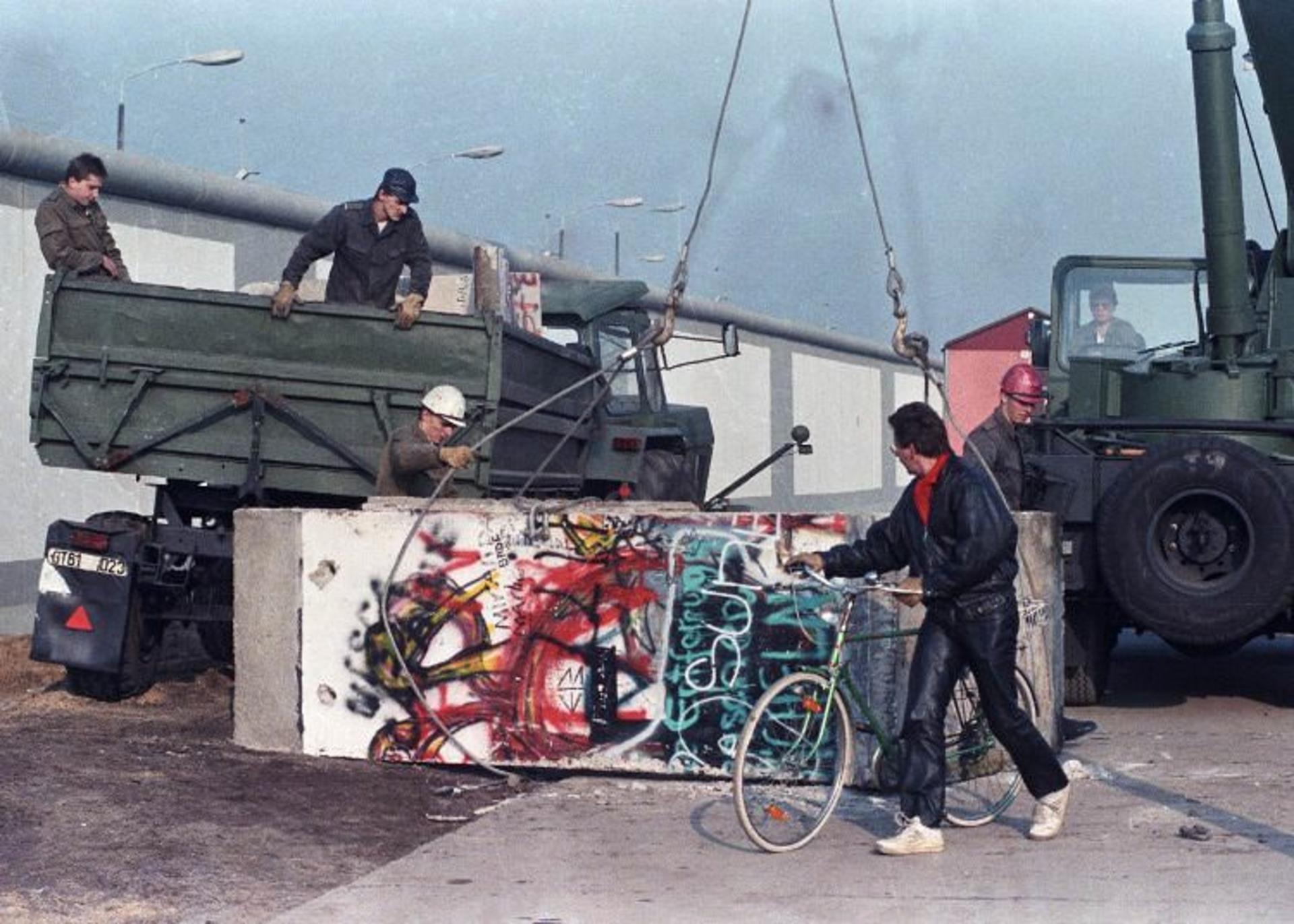 2015-11-parts-of-the-berlin-wall-were-loaded-onto-trucks-at-potsdam-platz-by-november-14