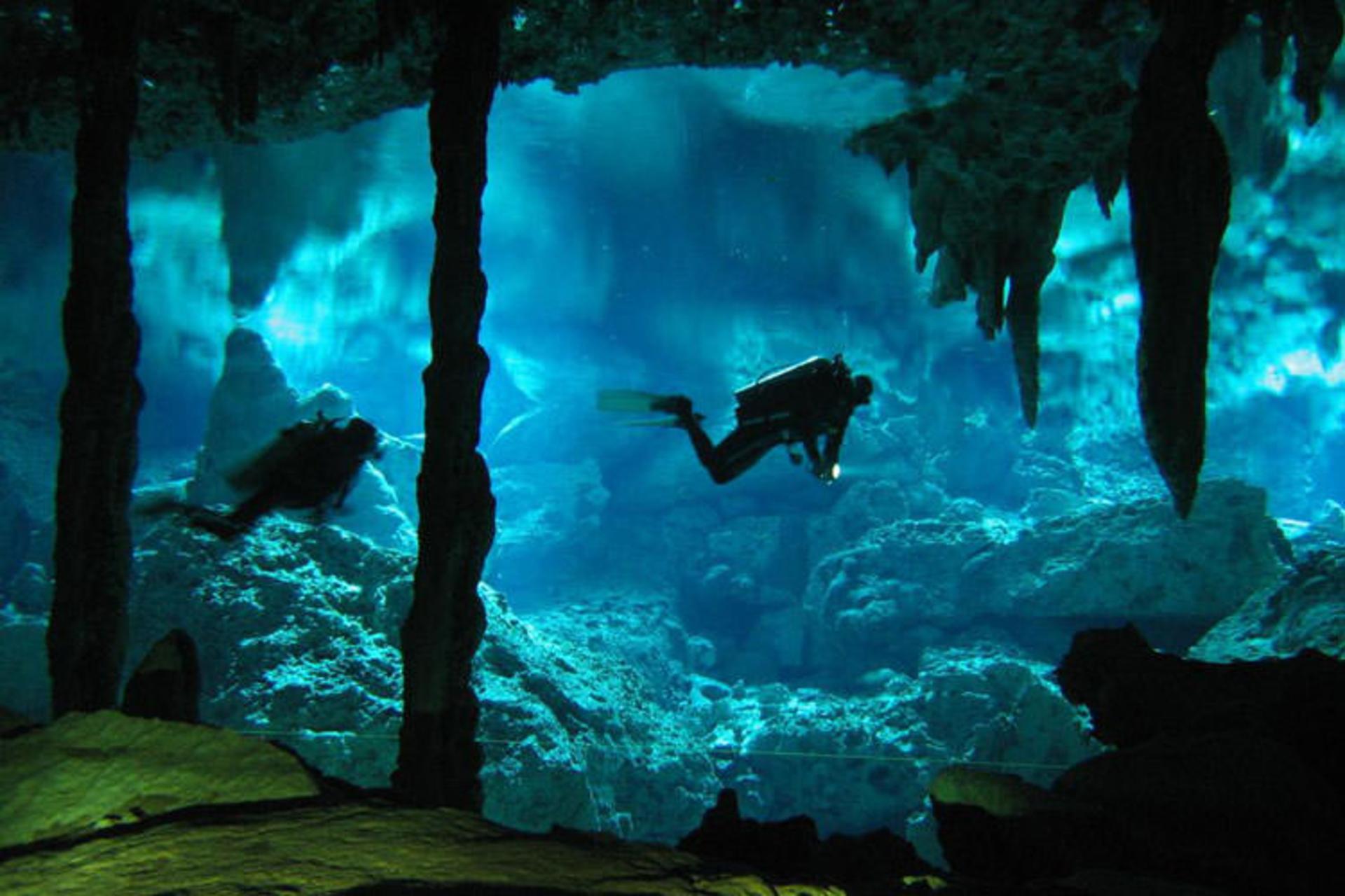 2015-11-unique-underwater-caves