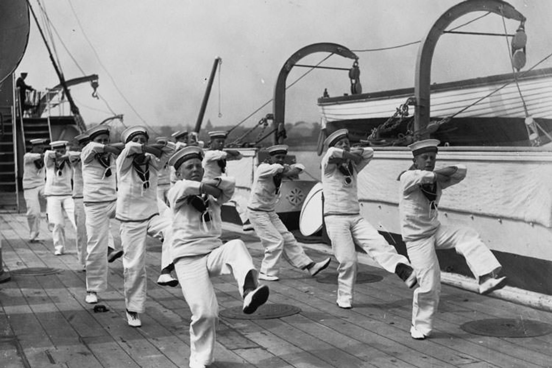 2015-11-warspite_cadets_dancing_the_hornpipe_19281