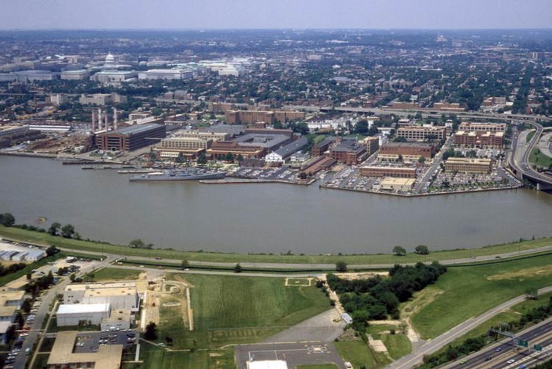 2015-11-washington_navy_yard_aerial_view_1985