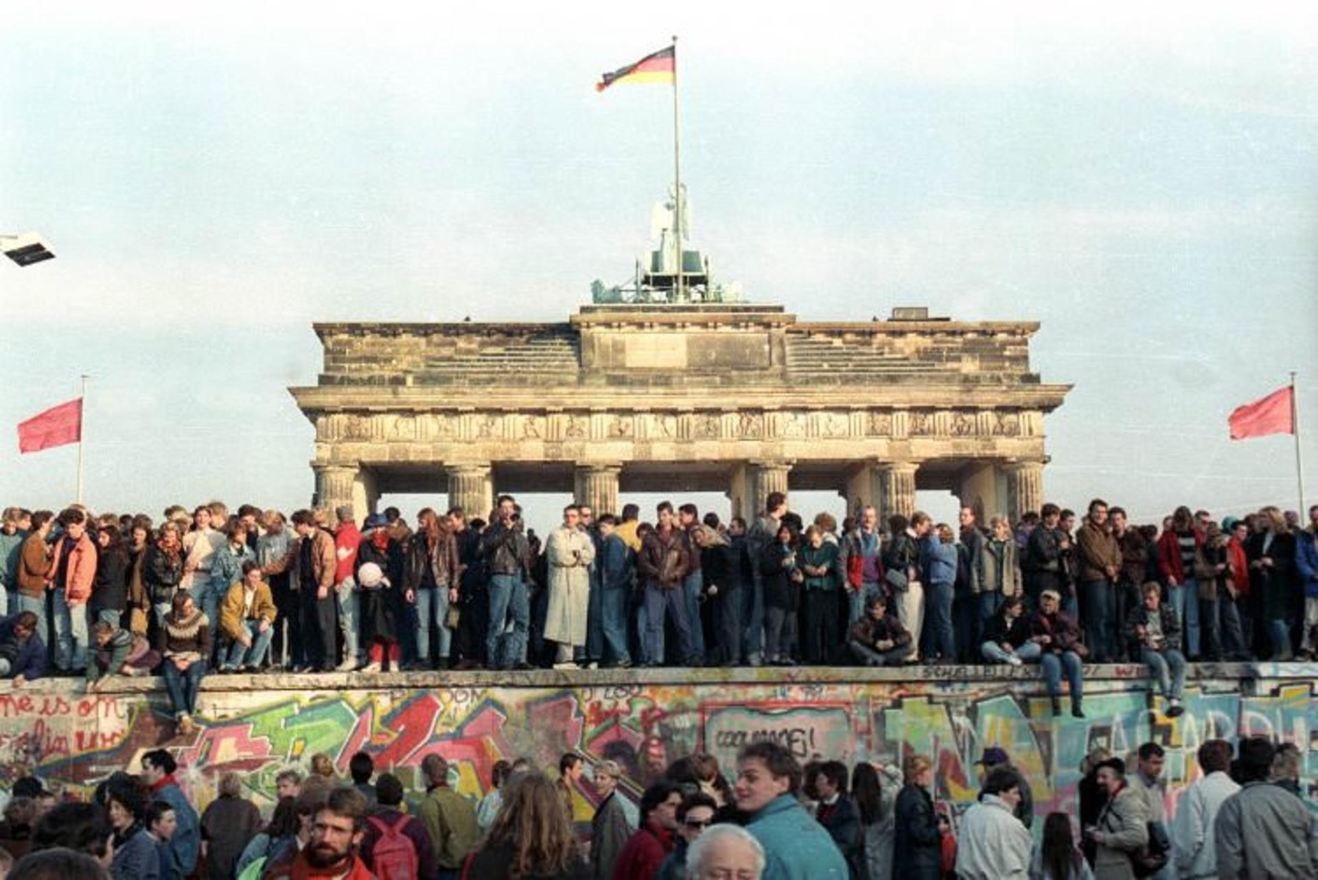 2015-11-west-berlin-citizens-continued-to-stand-atop-the-berlin-wall-at-the-brandenburg-gate-november-10