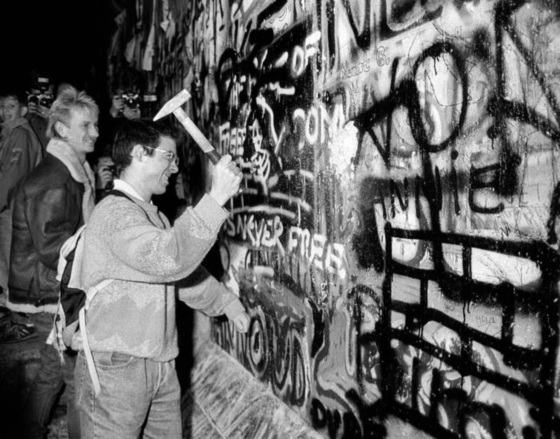2015-11-when-the-clock-struck-midnight-all-the-checkpoints-along-the-wall-were-forced-to-open