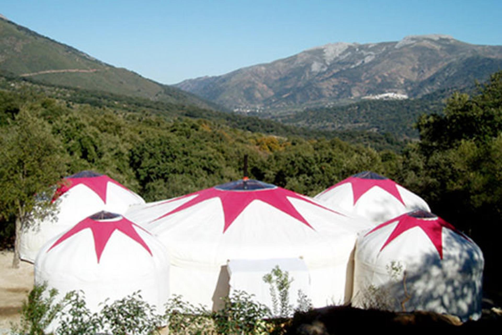 2015-11-yurt-hotel-00