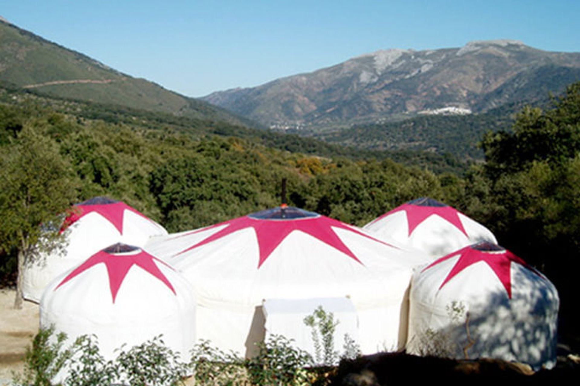 2015-11-yurt-hotel-00