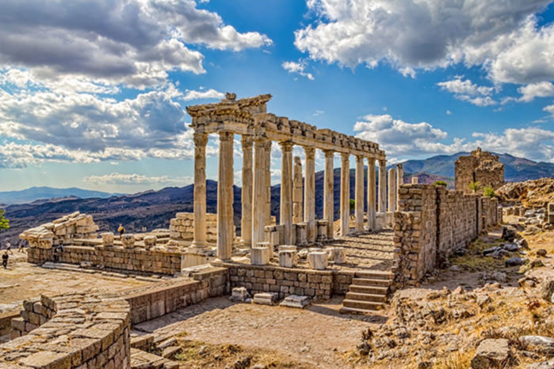 2015-12-21852bd1-5ef1-4c0e-9f2c-420938466218-turkey-temple-of-trajan-pergamum