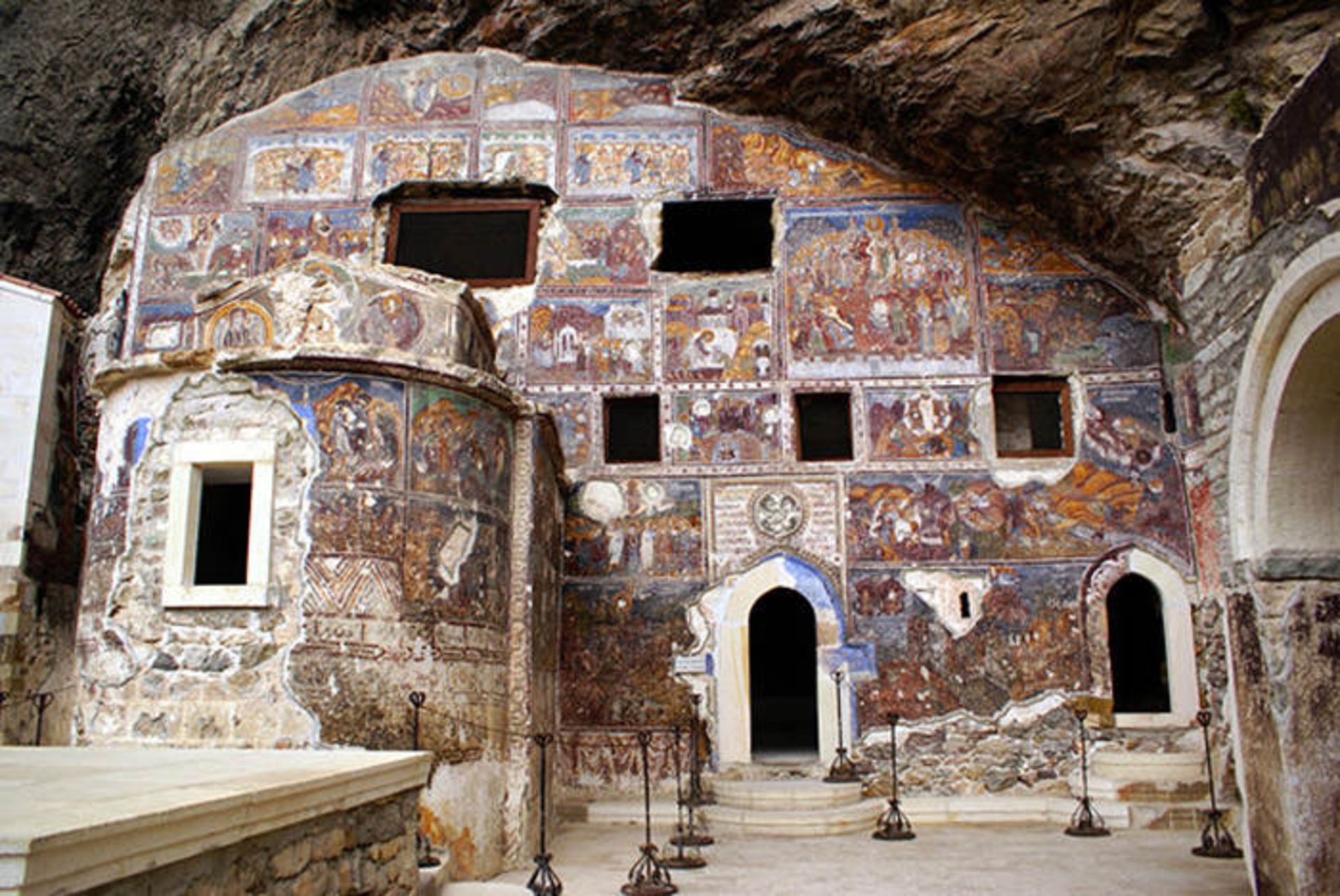 2015-12-2c9084ec-ba56-4fee-b97a-a3c118348e73-turkey-fresco-interior-sumela-monastery