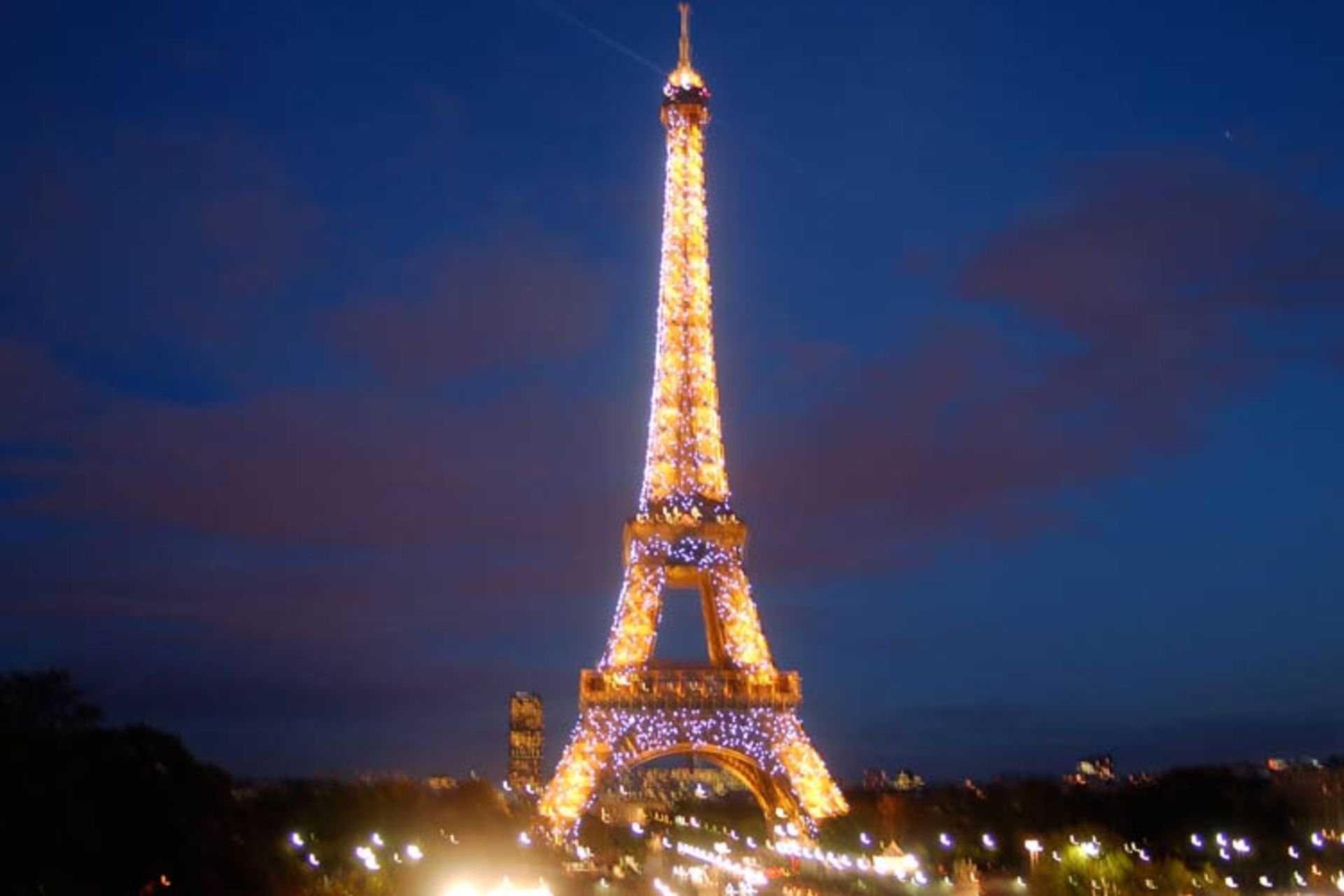 2015-12-49441a76-d54f-4ec2-89a2-a53803d4aebf-eiffel-tower-at-night-sparkling-555