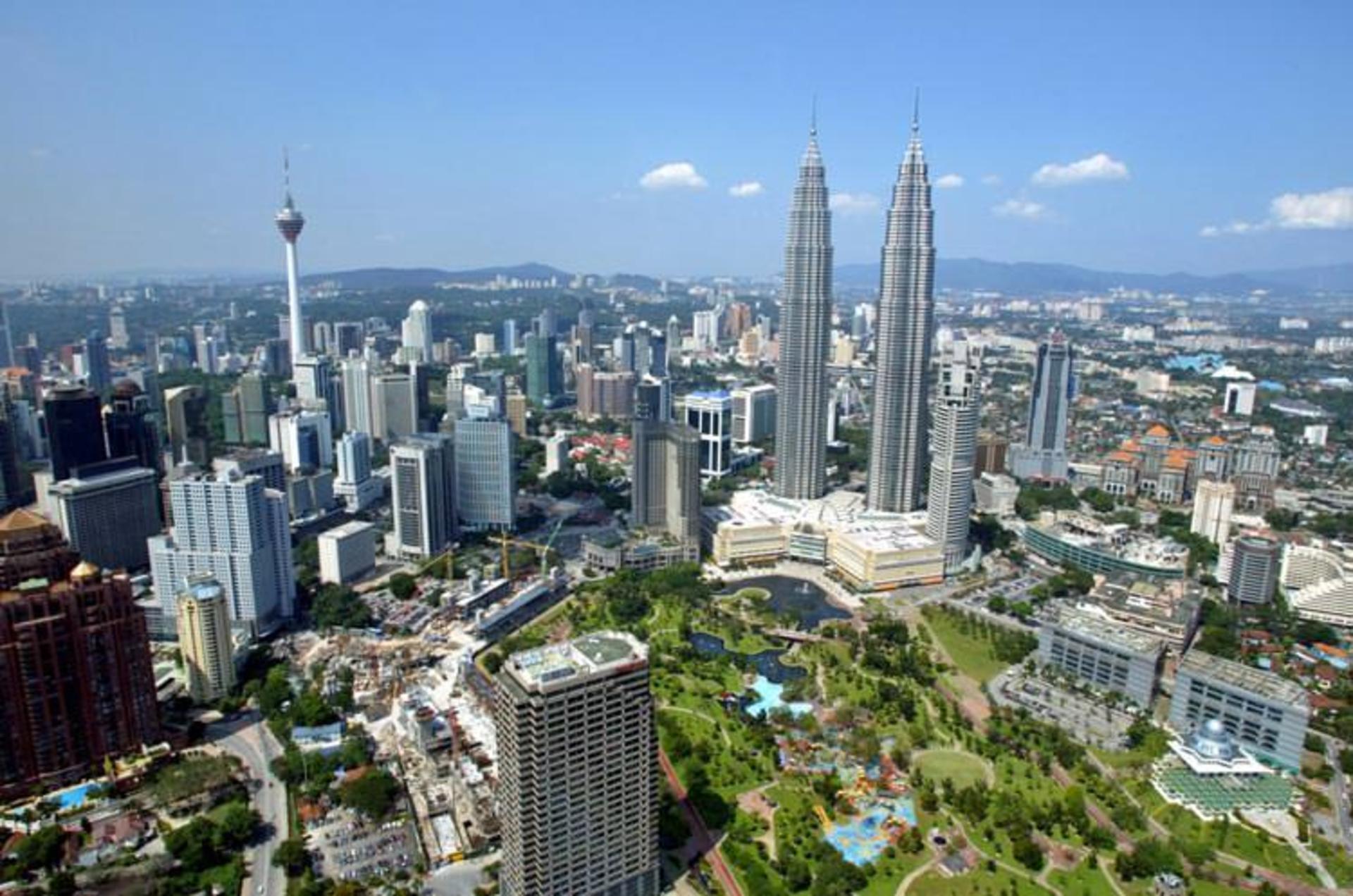 2015-12-8-the-petronas-twin-towers-in-kuala-lumpur-malaysia