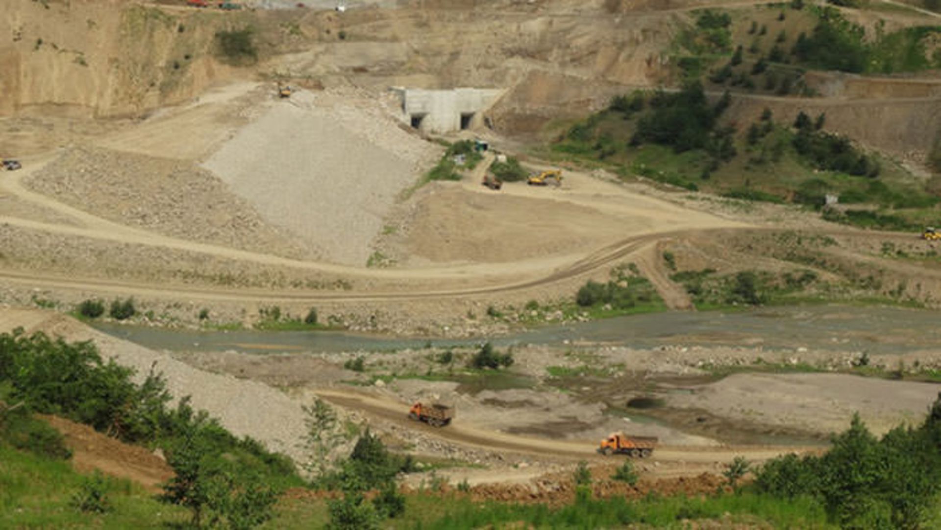 2015-12-8cdda6e4-cb6f-4e32-b39d-55e84ef334cb-gilan-dam