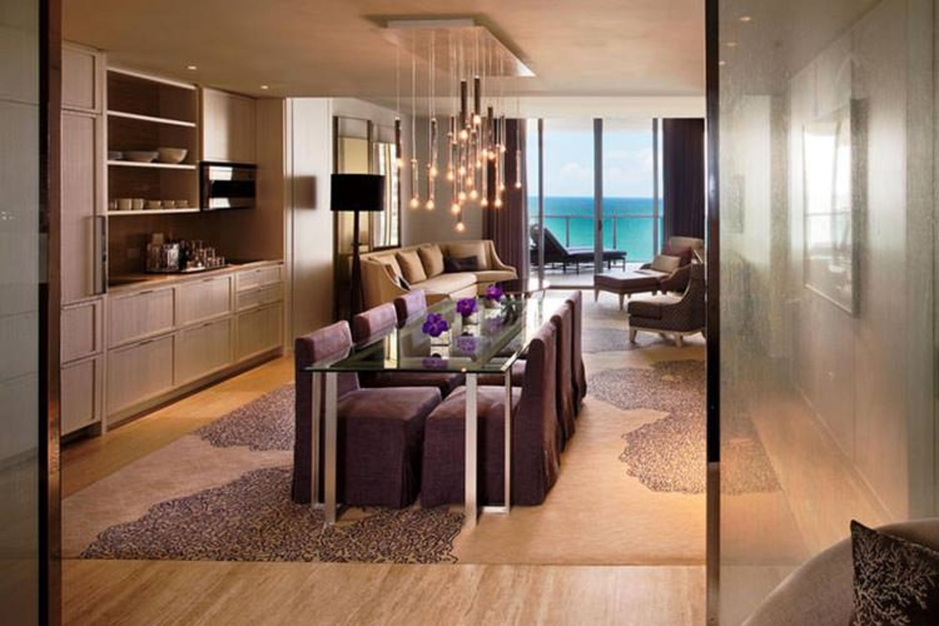 South Beach فلوریدا به خاطر هتل‌هایی مثل دلانو معروف شده ولی اگر به دنبال اقامت در هتل نیستید یا دوست ندارید سفرتان را در یک اتاق کوچک بگذرانید بهتر است به سمت شمال حرکت کنید.