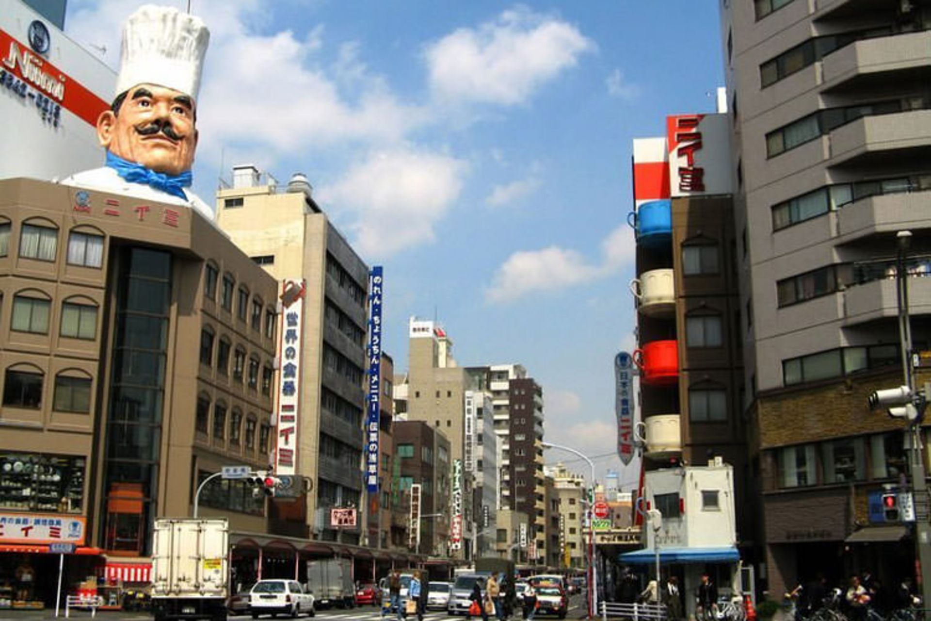 2015-12-attraction-area-tokyo-kappabashi-0001-0001-0001-wikimedia-commons