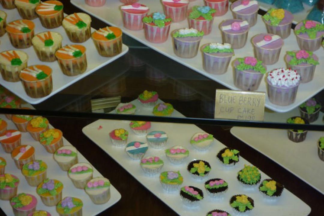 2015-12-c4b5133b-ec8e-450a-939a-e394cc519f98-mini-iced-cakes,-food-republic,-pavilion-mall