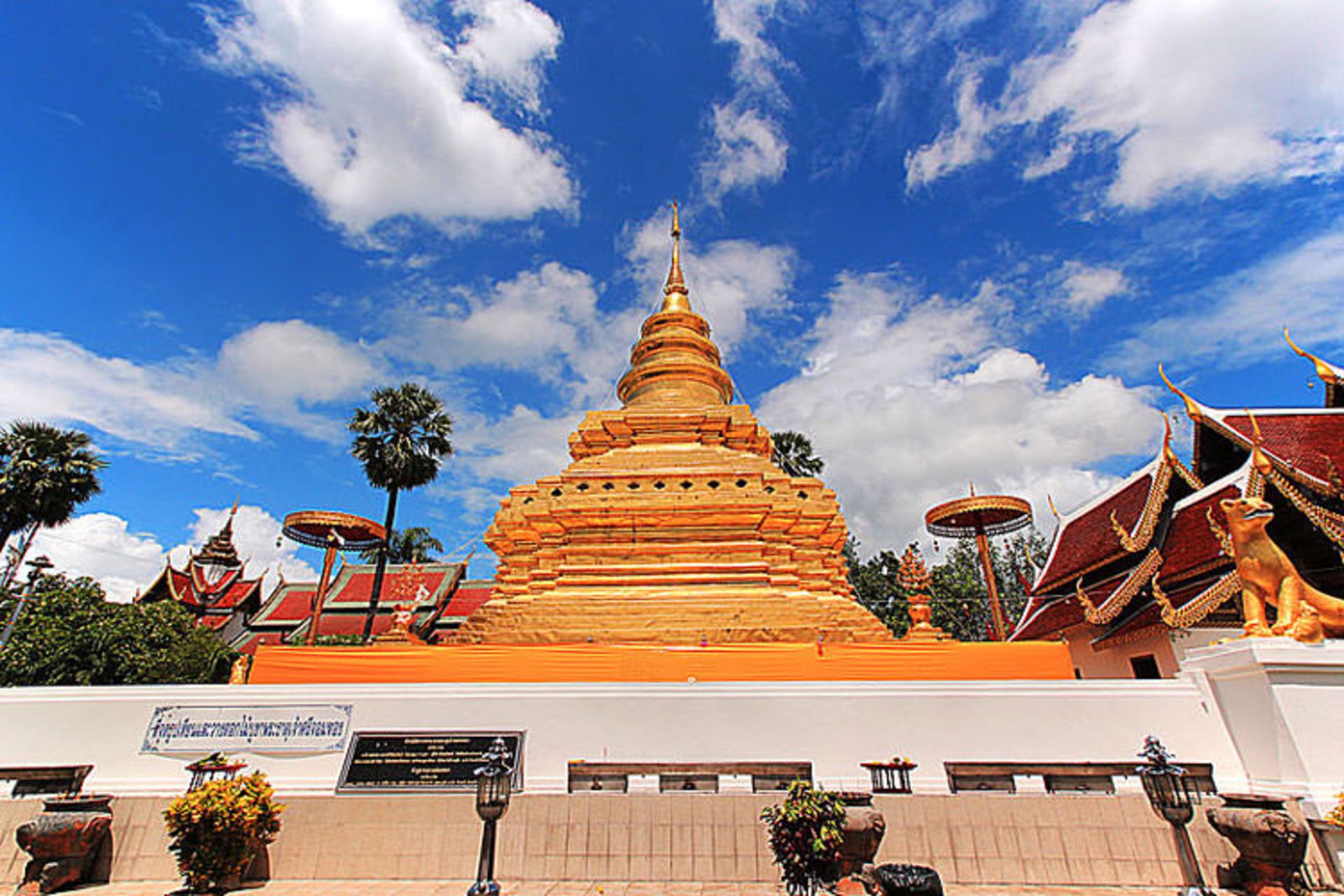 معبد Wat Phra That Si Chom Thong Worawihan
