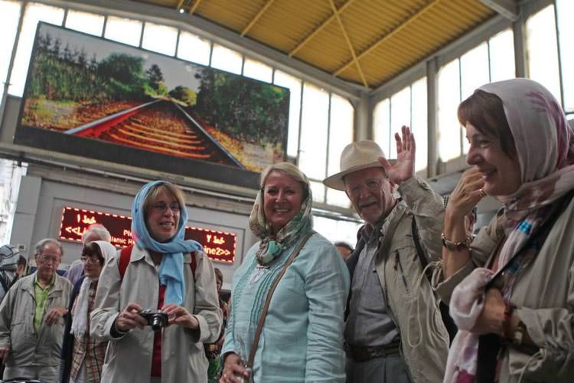 2015-12-european-tourists-in-tehran-1555