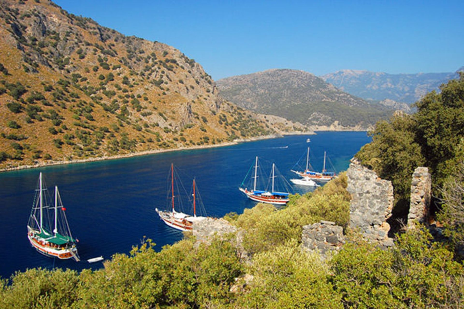 2015-12-fbf92ca6-09ce-4098-ba3f-2046e606c0ad-turkey-moored-yachts-near-fethiye