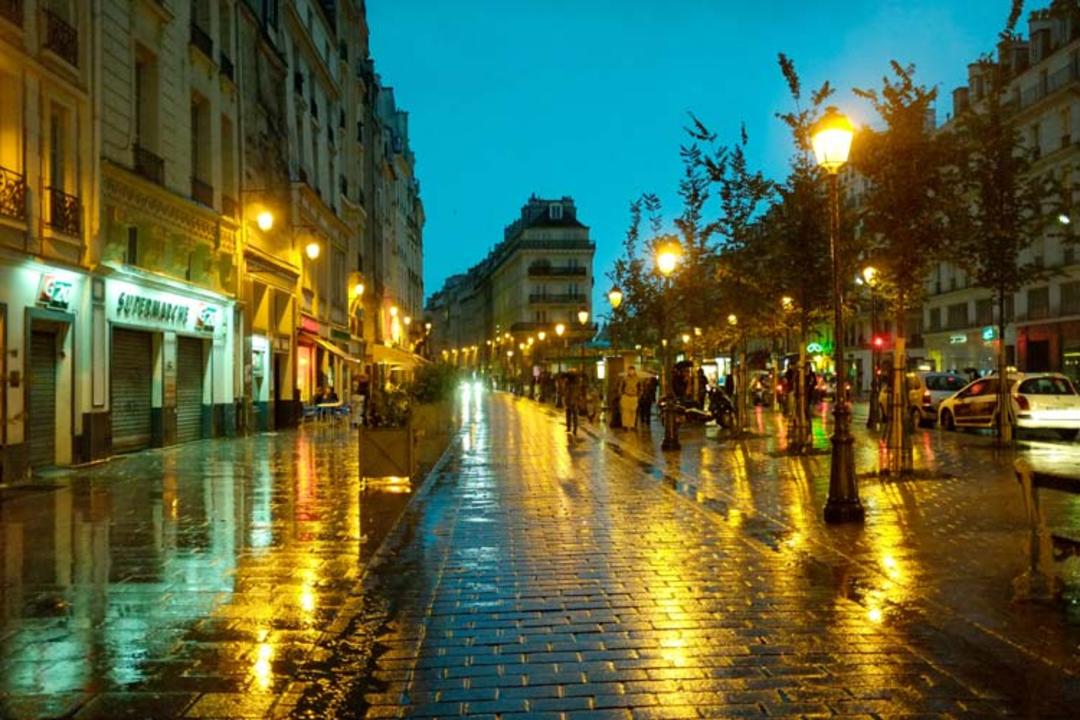 2015-12-fd0ae9a5-611e-4c04-be63-aeff30aa6a27-wet-streets-paris