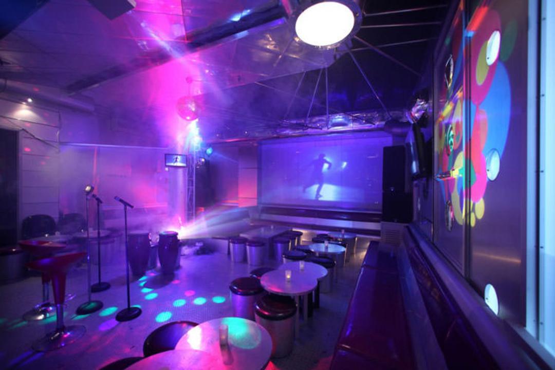 2015-12-karaoke-bar