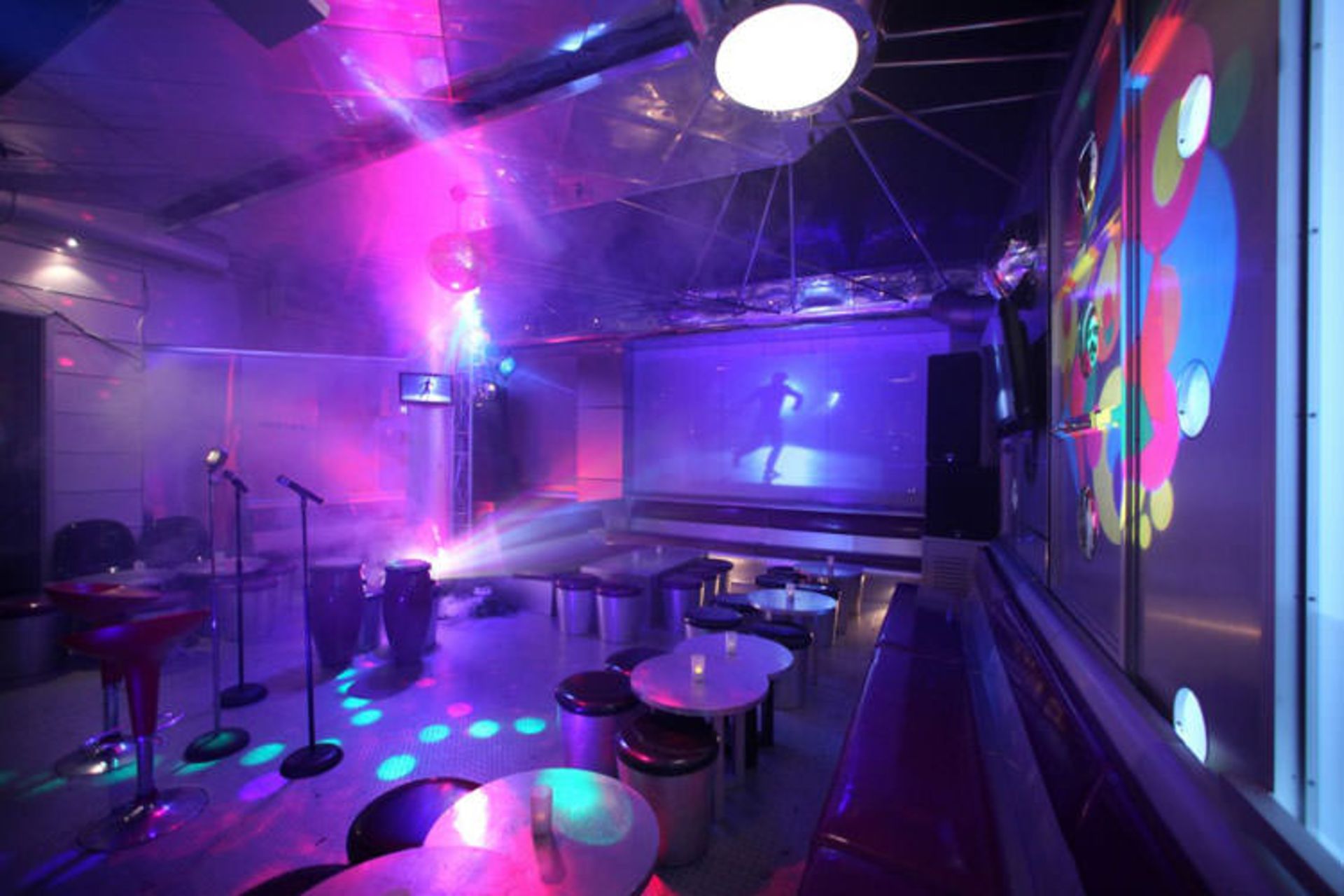 2015-12-karaoke-bar