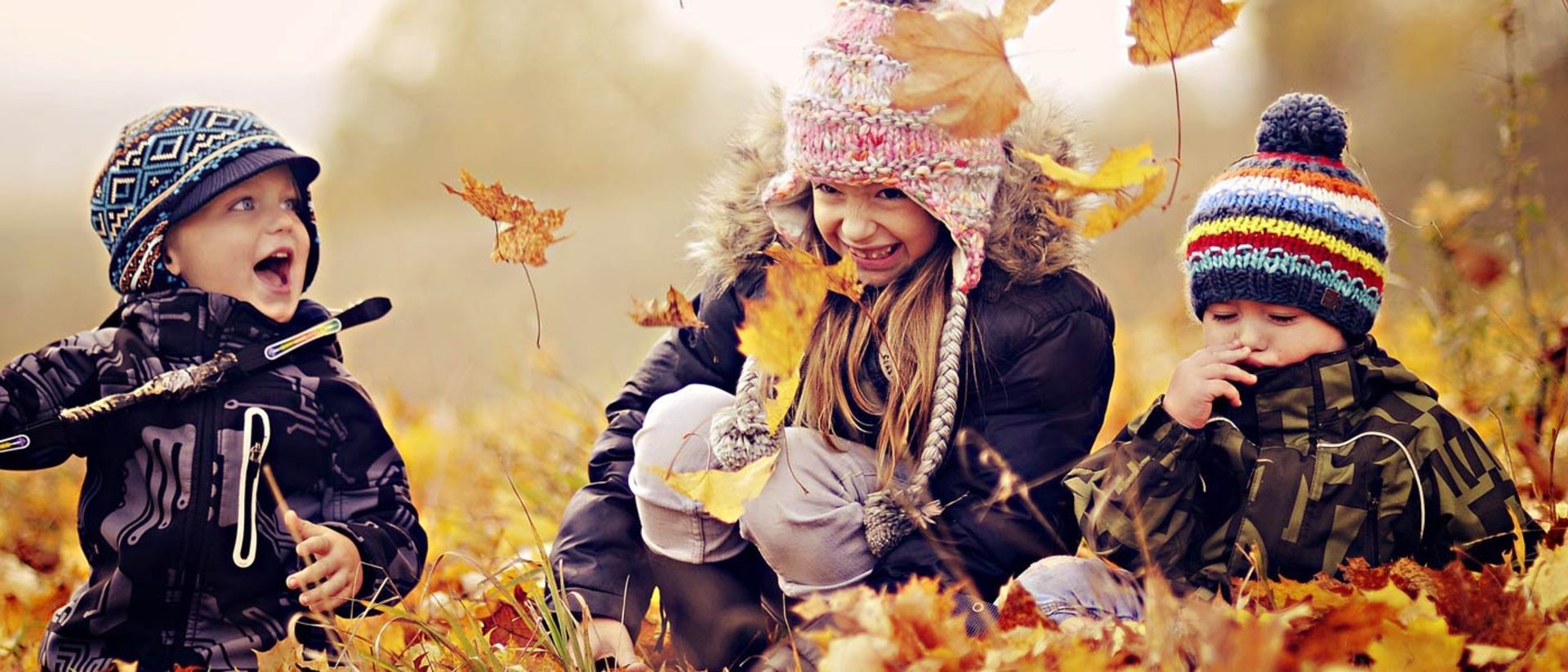 2015-12-kids-in-leaves5454