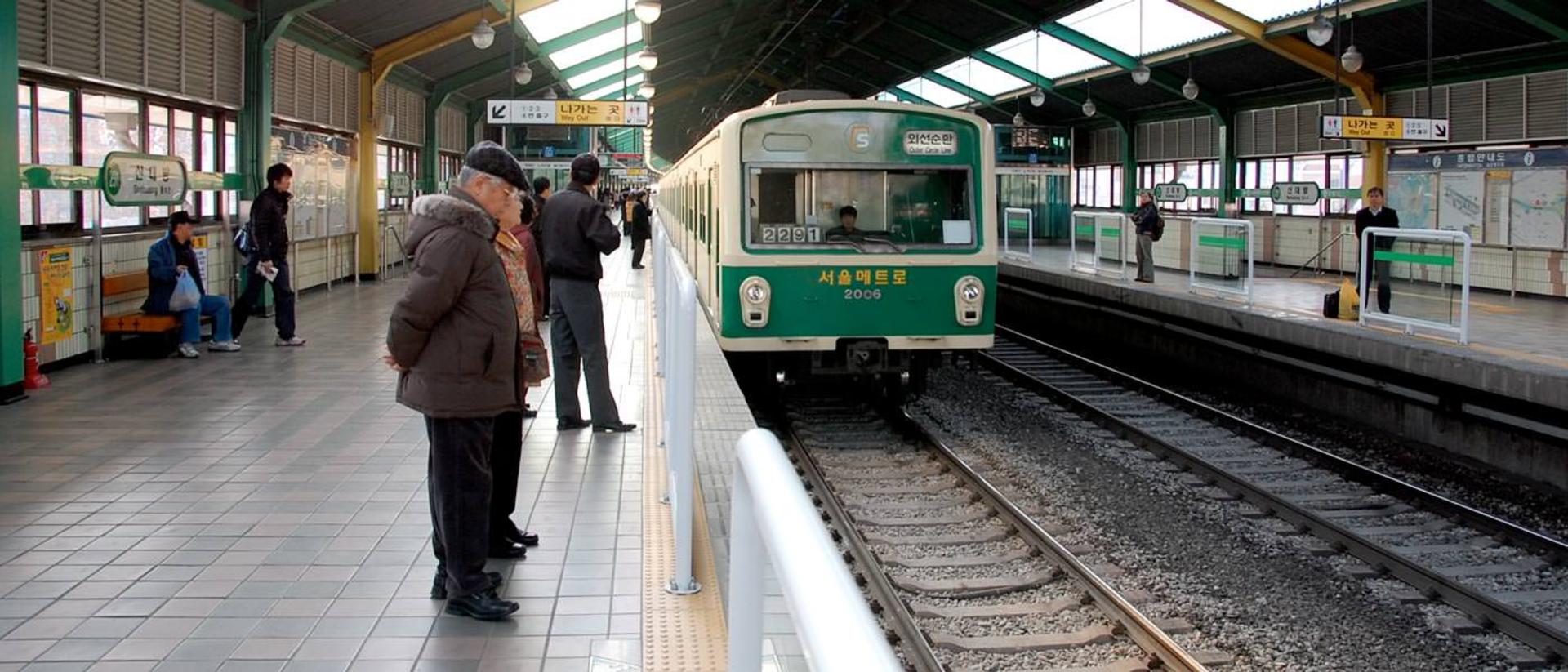2015-12-korea-seoul-subway-sindaebang_station-0155