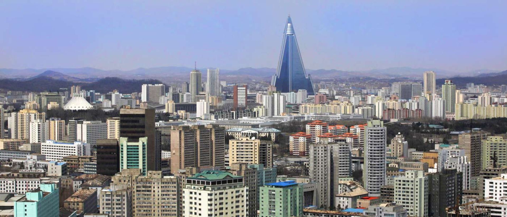 2015-12-pyongyang-has-a-ridiculously-expensive-new-coffee-shop
