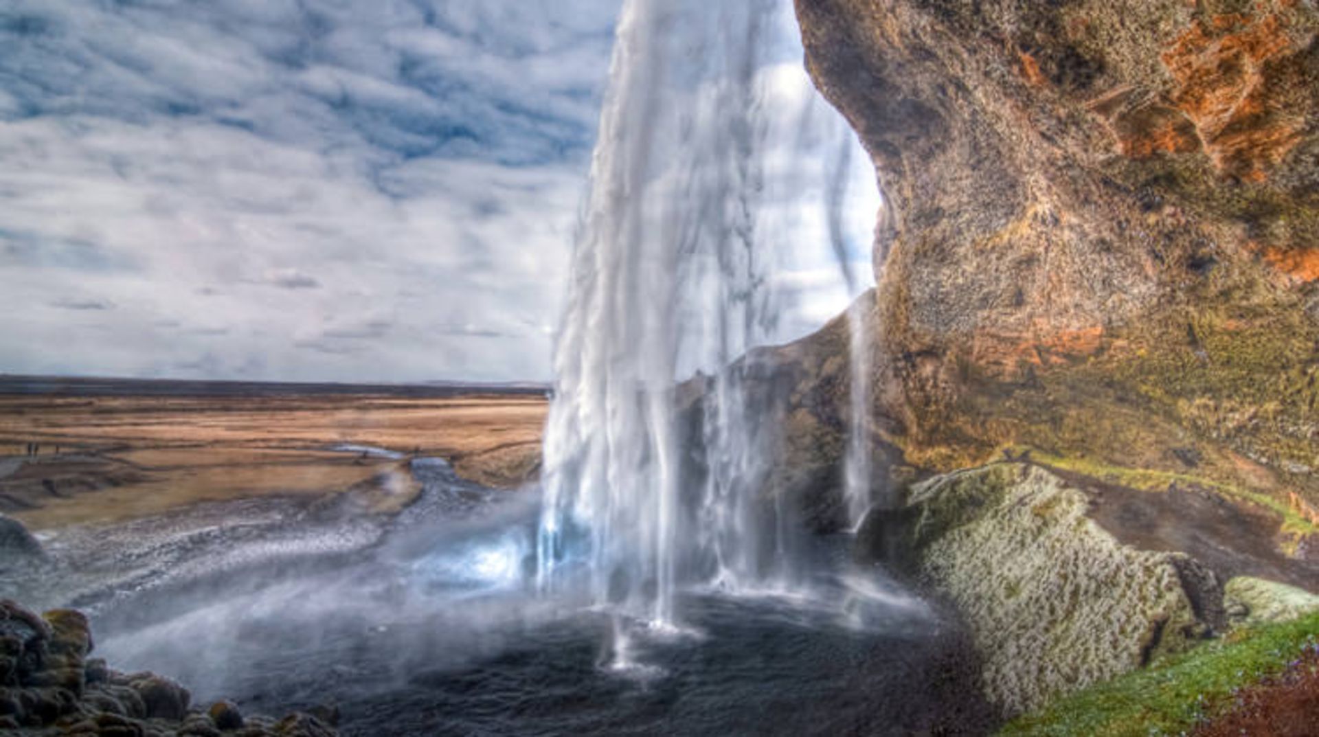 2015-12-seljalandsfoss-waterfall-iceland-featured