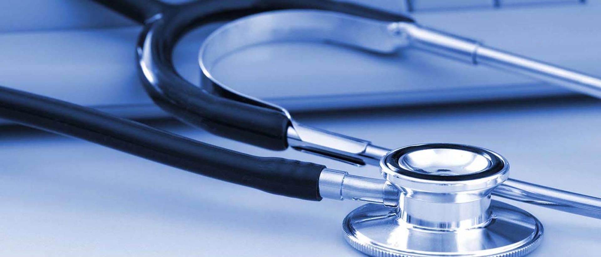 2015-12-stethoscope_by_computer_keyboard4555