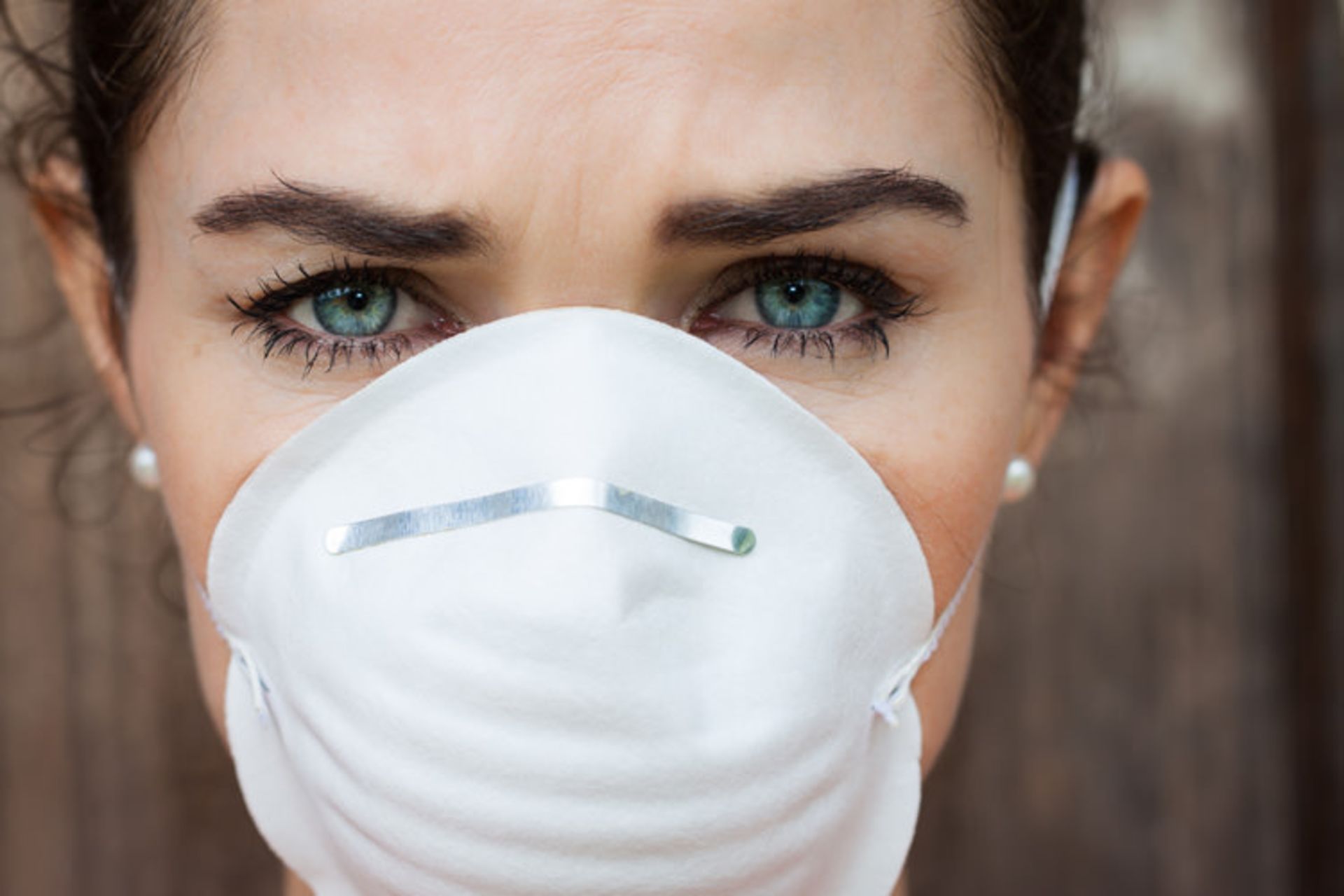 2015-12-woman-with-mask