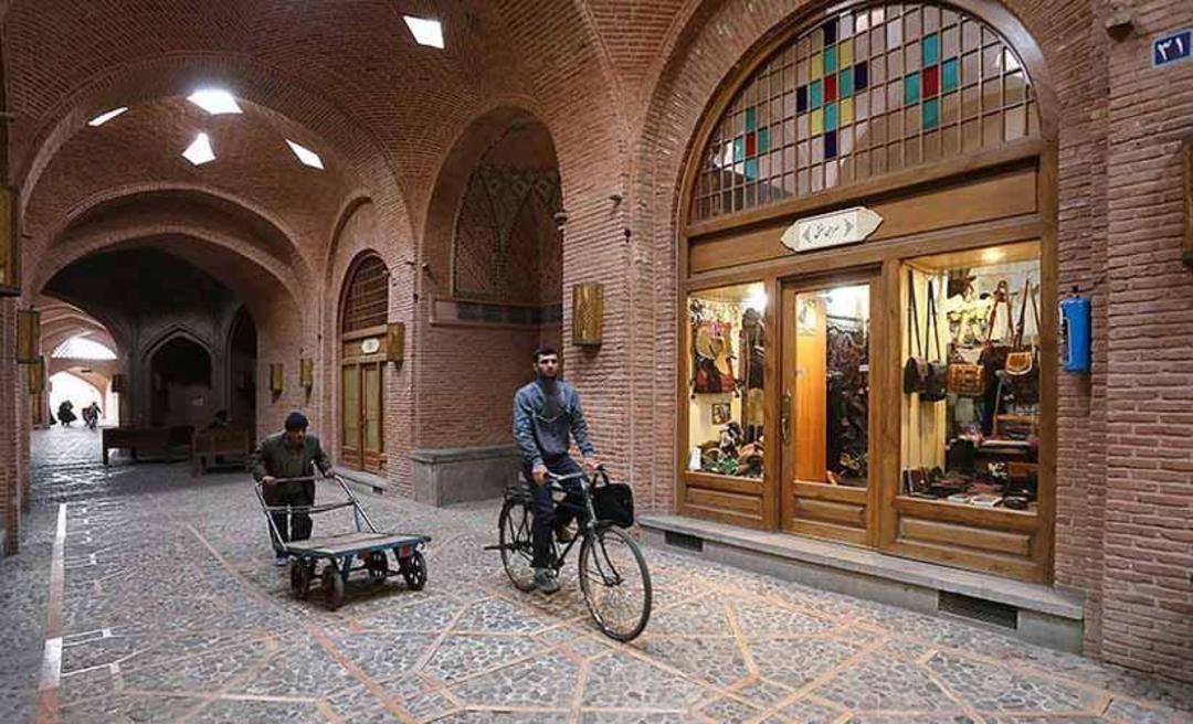 2015-12-یکی-از-معدود-کاروانسرا-های-ایران-است-که-دارای-چندین-حمام،-سرا،-تیمچه،-شترخان،-راسته،-چهارسوق،-مسجد،-چایخانه-و-…-می-باشد.