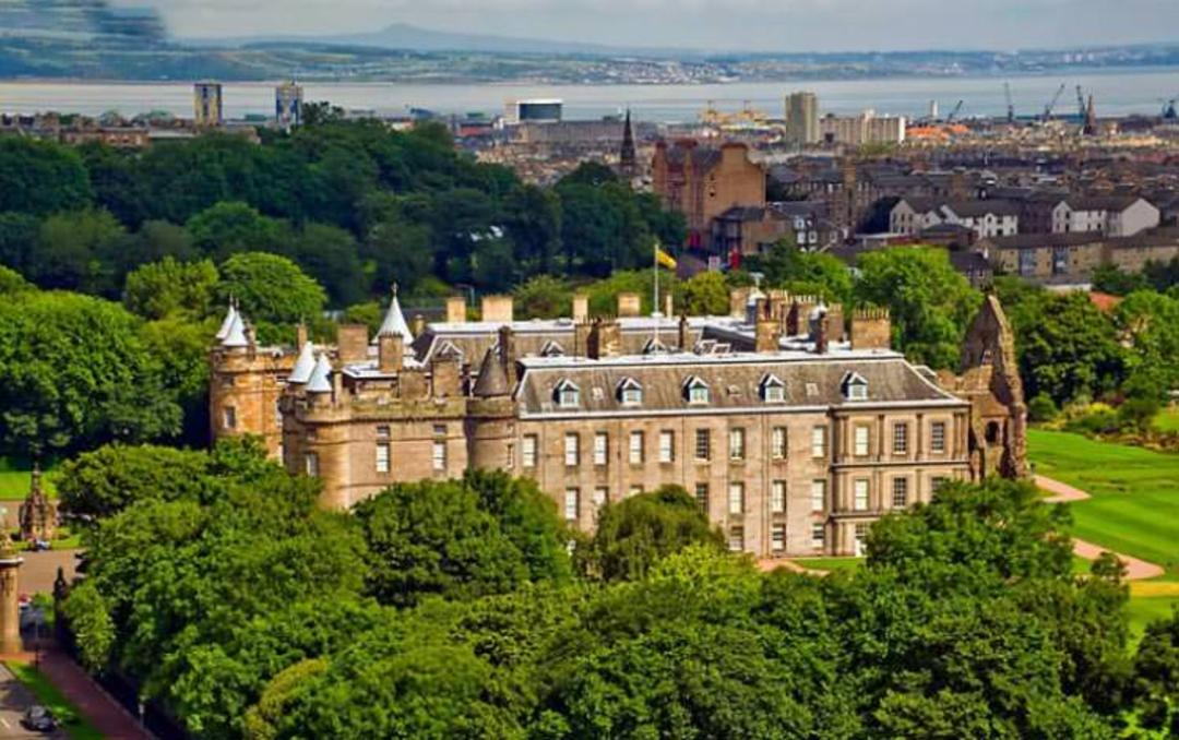 2016-1-0f4cb4ce-7ca3-464b-85bc-5f8d8033dc2a-palace-of-holyroodhouse-edinburgh-scotland3