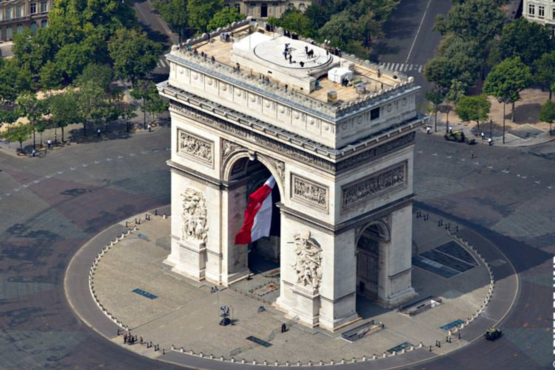 2016-1-3319b3ef-25a4-4109-9bff-b49ce375186f-vue-aerienne-de-l-arc-de-triomphe