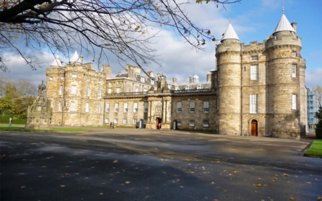 2016-1-71ccbb1f-b4ba-4e34-b0ff-8a81f8e4cfef-palace-of-holyroodhouse-edinburgh-scotland1