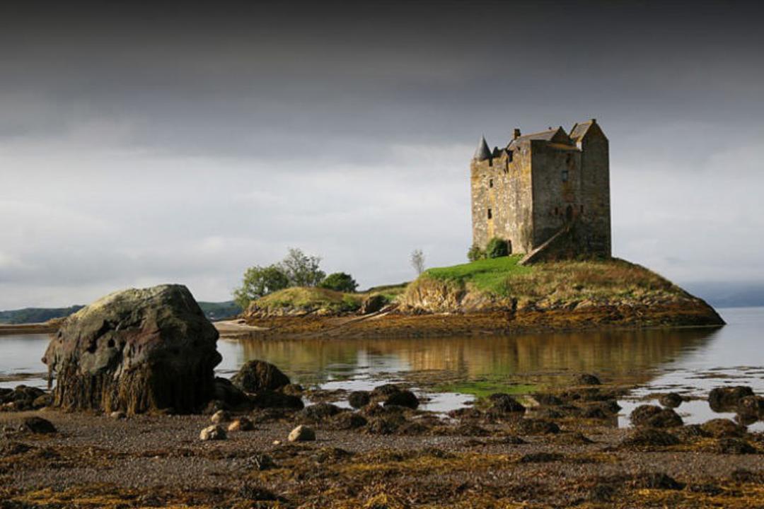 2016-1-ab8703b2-11d0-46c8-bd33-7f7007ee030c-castle-stalker-loch-linnhe-scotland