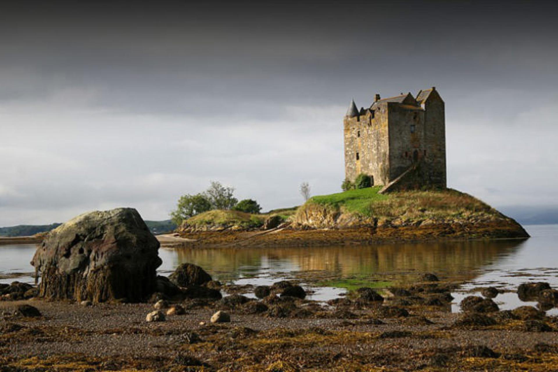 2016-1-ab8703b2-11d0-46c8-bd33-7f7007ee030c-castle-stalker-loch-linnhe-scotland