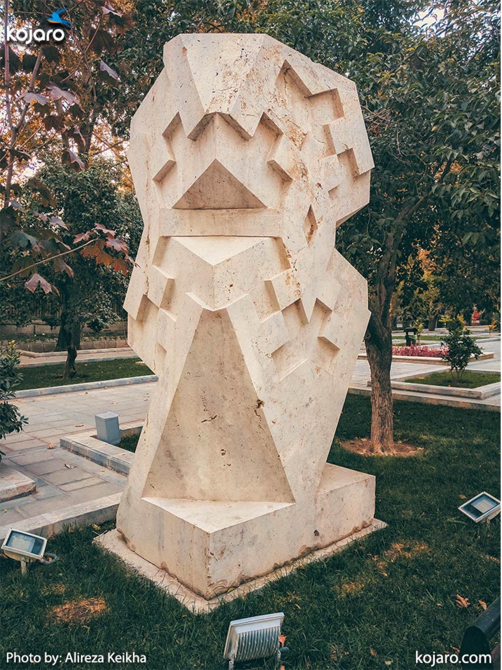 هنرهای تجسمی - پارک ملت (هنرمند: حمزه حیدری‌فر از ایران، جنس اثر: سنگ تراورتن)