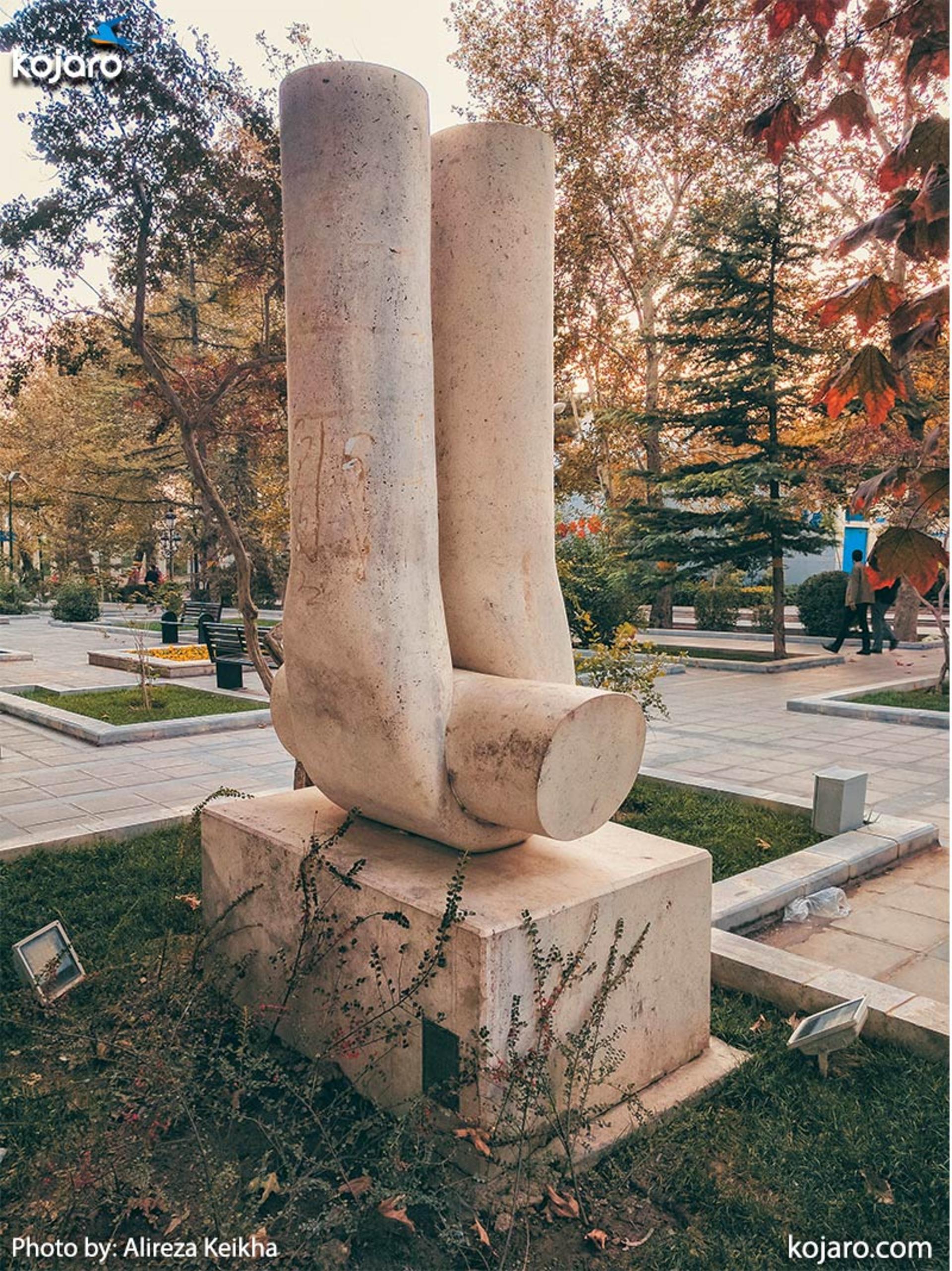 هنرهای تجسمی - پارک ملت (هنرمند: خوزه کارلوس کابلو میلان از اسپانیا ، جنس اثر: سنگ تراورتن)
